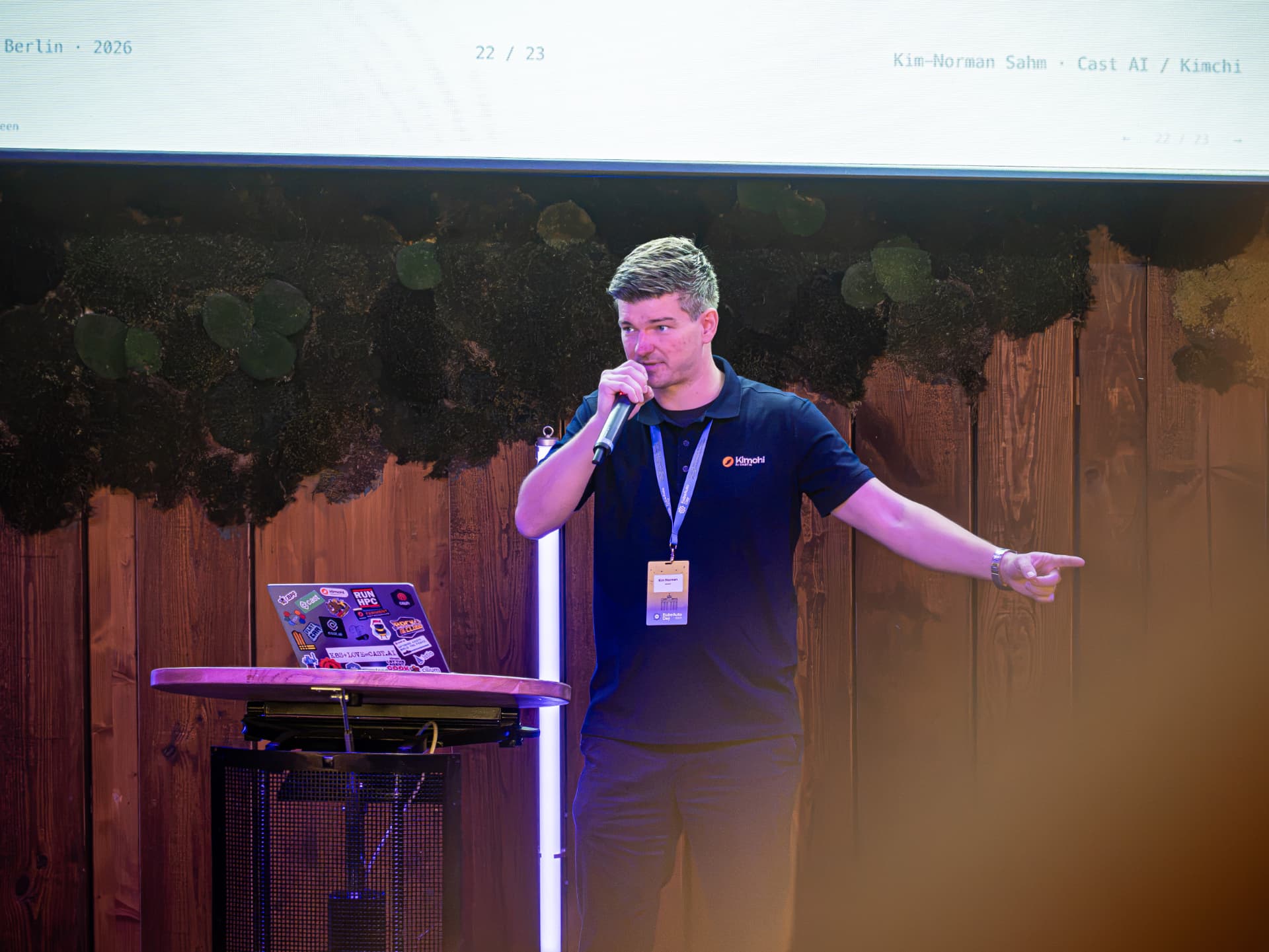 Kim-Norman Sahm presenting with a microphone at KubeAuto Day Berlin